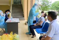 Thị xã Đông Triều tiến hành xét nghiệm tầm soát nhằm phát hiện sớm người mắc COVID-19. (Ảnh: Văn Đức/TTXVN).