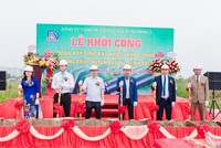 Đại diện chủ đầu tư và khách mời thực hiện nghi thức khởi công dự án