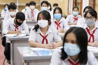 Học sinh lớp 9 trường THCS Thái Hòa, huyện Ba Vì đi học trực tiếp trở lại ngày đầu tiên. (Ảnh: Thanh Tùng/TTXVN).