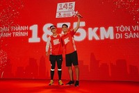 Ông Bennett Neo, Tổng giám đốc SABECO trao gậy chạy tiếp sức cho rapper Big Daddy tiếp tục hành trình “Hướng tới tương lai”.