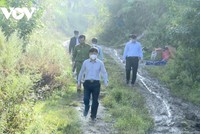 Lãnh đạo huyện Phù Yên cùng một số sở, ngành về chỉ đạo công tác phòng, chống dịch ở bản Bãi Lươn, xã Mường Do.