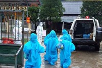 Học sinh trường dân tộc bán trú xã Thuận Hòa (huyện Vị Xuyên) dương tính với SARS-CoV-2 được các y bác sỹ đưa đi cách ly tập trung. (Ảnh: TTXVN phát).