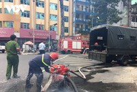 Lục lượng cảnh sát Phòng cháy chữa cháy và cứu nạn cứu hộ đã triển khai 8 đường vòi tích cực dập tắt đám cháy (ảnh: Tỷ Huỳnh).