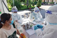 Tiêm vaccine ngừa COVID-19 cho người dân. (Nguồn: TTXVN).