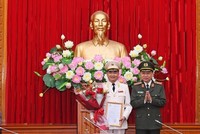 Đại tướng Tô Lâm trao quyết định và chúc mừng Trung tướng Nguyễn Minh Đức.