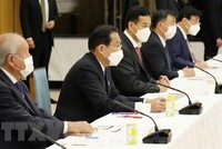 Thủ tướng Nhật Bản Fumio Kishida (thứ 2, trái) phát biểu tại cuộc họp về chính sách kinh tế ở Tokyo ngày 8/11/2021. (Ảnh: Kyodo/TTXVN).