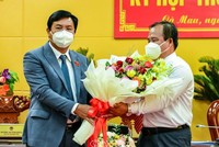 Ông Nguyễn Tiến Hải, Ủy viên Trung ương Đảng, Bí thư Tỉnh ủy, Chủ tịch HĐND tỉnh Cà Mau, tặng hoa chúc mừng ông Nguyễn Minh Luân (bên phải) được bầu giữ chức Phó Chủ tịch UBND tỉnh Cà Mau nhiệm kỳ 2021-2026. (Nguồn: VGP).