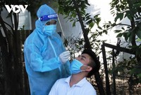 Lấy mẫu test nhanh người dân tỉnh Khánh Hòa.