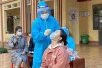 Trung tâm y tế huyện Yên Thế tiến hành lấy mẫu xét nghiệm COVID-19 cho học sinh Trường Trung học Cơ sở Hương Vĩ (Yên Thế). (Ảnh: TTXVN).