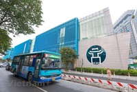 Xe buýt đã được vận hành chạy lại nhưng bị giới hạn về tần suất và số lượng hành khách trên xe. (Ảnh: Minh Sơn/Vietnam+).