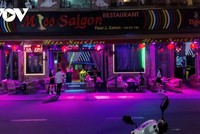 Một quán bar tại phố Bùi Viện, TP.HCM chuyển sang bán đồ uống, cơm trưa chờ ngày được hoạt động trở lại.