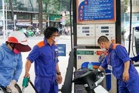 Đến nay giá xăng A95 tăng 9.390 đồng/lít; giá xăng E5 tăng 9.010 đồng/lít và giá dầu diezen tăng 7.500 đồng/lít.