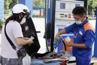 Mua bán xăng dầu tại cửa hàng kinh doanh xăng dầu thuộc Tập đoàn xăng dầu Việt Nam (Petrolimex). (Ảnh: Trần Việt/TTXVN).