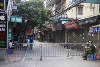 Hàng rào được dựng đầu ngõ 8, đường Lê Quang Đạo (Phú Đô, Nam Từ Liêm). (Ảnh: Tuấn Đức/TTXVN).