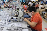 Người lao động tại Công ty Cổ phần May Đáp, Bắc Binh. (Ảnh: Thanh Thương/TTXVN)