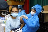 Tiêm vaccine phòng COVID-19 cho học sinh Hà Nam. (Ảnh: Đại Nghĩa/TTXVN).