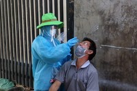 Lấy mẫu xét nghiệm sàng lọc virus SARS-CoV-2 trên địa bàn phường Vĩnh Lạc, thành phố Rạch Giá, tỉnh Kiên Giang. (Ảnh: Lê Huy Hải/TTXVN).