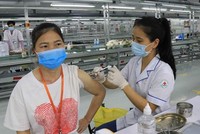 Tiêm phòng vaccine phòng COVID-19 cho công nhân tại Công ty TNHH Goerteck Vina, Khu công nghiệp Quế Võ, tỉnh Bắc Ninh. (Ảnh: Thanh Thương/TTXVN).