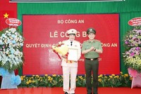 Trung tướng Lương Tam Quang trao quyết định và tặng hoa chúc mừng Đại tá Lâm Thành Sol, tân Giám Đốc Công an Sóc Trăng. (Ảnh: TTXVN phát).