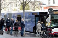 Người dân xếp hàng chờ tiêm vaccine phòng COVID-19 tại Vienna, Áo. (Ảnh: THX/TTXVN).