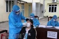 Nhân viên y tế lấy mẫu xét nghiệm. (Ảnh: Văn Tý/TTXVN).