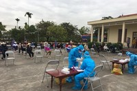 Huyện Tiên Lãng (TP. Hải Phòng) tạm thời phong tỏa xã Toàn Thắng để lấy mẫu xét nghiệm toàn bộ 4.300 người dân trong xã. (Ảnh: Trung Kiên).