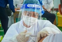 Tiêm vaccine cho học sinh tại Đà Nẵng. (Ảnh: Văn Dũng/TTXVN).