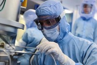 Các hãng dược phẩm gấp rút thử nghiệm vắc-xin trước sự xuất hiện của biến chủng Omicron. Ảnh: Bloomberg.