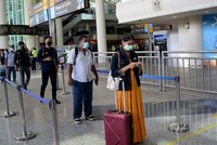 Hành khách ở sân bay Indonesia. (Nguồn: AFP/TTXVN).