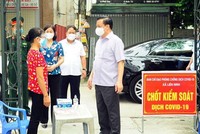 Bí thư Thành ủy Hà Nội kiểm tra công tác phòng chống dịch bệnh. (Ảnh: TTXVN).