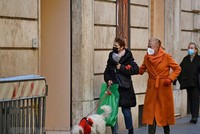 Người dân đeo khẩu trang phòng dịch COVID-19 tại Rome, Italy, ngày 30/11/2021. (Ảnh: THX/TTXVN).