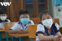 Học sinh lớp 1 tại trường Tiểu học Thạnh An đi học ngày 20/10 (Ảnh Vũ Hường).