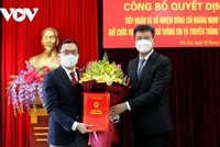 Chủ tịch UBND tỉnh Yên Bái Trần Huy Tuấn (bên phải) trao Quyết định và tặng hoa chúc mừng tân Giám đốc Sở Thông tin và Truyền thông Hoàng Minh Tiến.