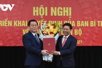 Bí thư Trung ương Đảng, Trưởng Ban Tuyên giáo Trung ương Nguyễn Trọng Nghĩa trao quyết định bổ nhiệm của Ban Bí thư cho ông Trần Thanh Lâm.