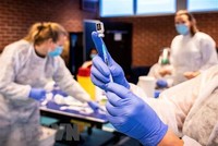 Nhân viên y tế chuẩn bị tiêm vaccine phòng COVID-19 cho người dân tại Drammen, Na Uy ngày 21/1/2021. (Ảnh: AFP/TTXVN).