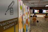 Người dân được theo dõi sau khi tiêm vaccine phòng COVID-19 tại một bệnh viện ở Singapore, ngày 7/9/2021. (Ảnh: AFP/TTXVN).