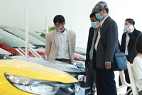 Các showroom ô tô tấp nập sau khi chính sách giảm 50% phí trước bạ được áp dụng.