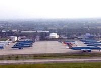 Các máy bay đỗ ở Sân bay Nội Bài. (Ảnh: Huy Hùng/TTXVN).