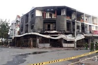 Lửa thiêu rụi 4 căn nhà trong đêm. (Ảnh: TTXVN phát).