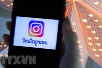 Biểu tượng ứng dụng Instagram trên màn hình điện thoại tại Arlington, Virginia, Mỹ. (Ảnh: AFP/TTXVN).