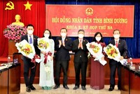 Ông Nguyễn Văn Dành (ngoài cùng bên phải) được bầu giữ chức Phó Chủ tịch UBND tỉnh Bình Dương.