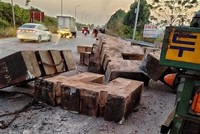 Hiện trường các khối bêtông rơi từ xe đầu kéo xuống đường và đè chết người. (Ảnh: TTXVN phát).