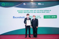 Ông Bùi Anh Tú, Phó Giám đốc Trung tâm Chuyển đổi số kiêm Giám đốc Định chế tài chính, đại diện Sacombank nhận giải thưởng.