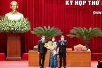 Tân Phó Chủ tịch HĐND tỉnh Quảng Ninh Vi Ngọc Bích nhận hoa chúc mừng từ Thường trực HĐND tỉnh Quảng Ninh.