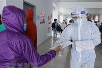 Hướng dẫn hành khách tại Cảng Hàng không Cát Bi. (Ảnh: Hoàng Ngọc/TTXVN).