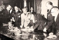 Chủ tịch Hồ Chí Minh và Bộ trưởng Hải ngoại Pháp Marius Moutet ký bản tạm ước ngày 14/9/1946.