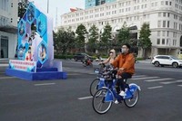 Người dân Thành phố Hồ Chí Minh trải nghiệm dịch vụ xe đạp công cộng tại trung tâm thành phố. (Nguồn: hcmcpv.org.vn).