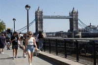 Người dân đi bộ dọc bờ sông Thames ở London, Anh ngày 1/6/2021. (Ảnh: THX/TTXVN).