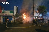 Đám cháy đã nhanh chóng cháy lan sang cửa hàng áo cưới kế bên.