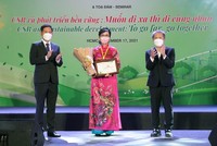 Bà Lưu Thị Thu Hằng, Giám đốc Cấp cao Thương hiệu và Marketing Dai-ichi Life Việt Nam nhận giải "Doanh nghiệp vì cộng đồng - Saigon Times CSR 2021".